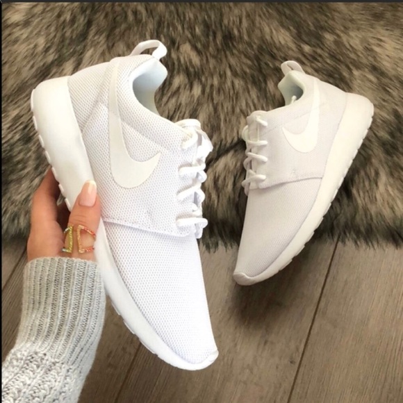 NWT Nike Roshe one triple white - Picture 2 of 8